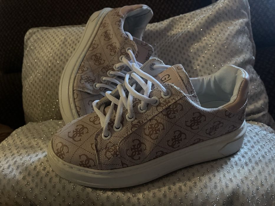Adidasi guess marimea 36