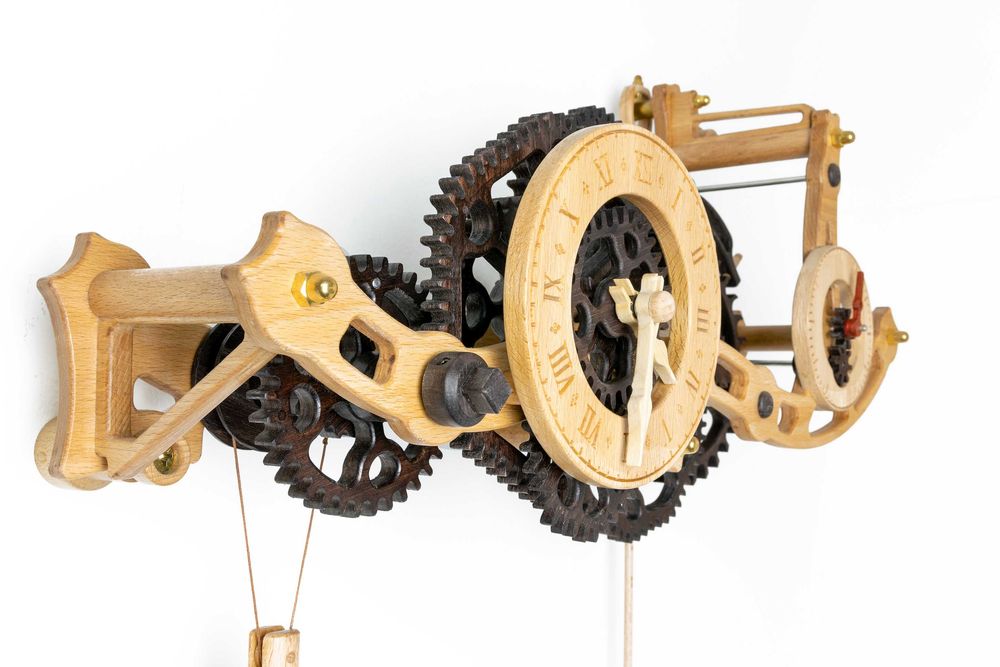 Ceas din lemn cu greutate și pendul