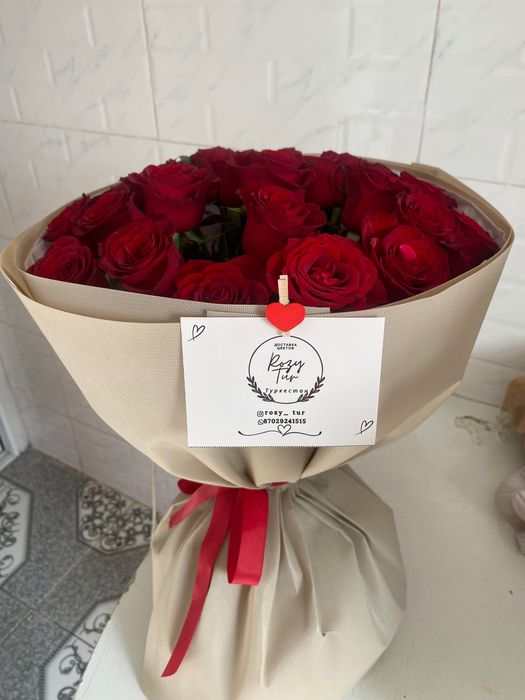 красных (бордовых) роз. Розы  25 штук