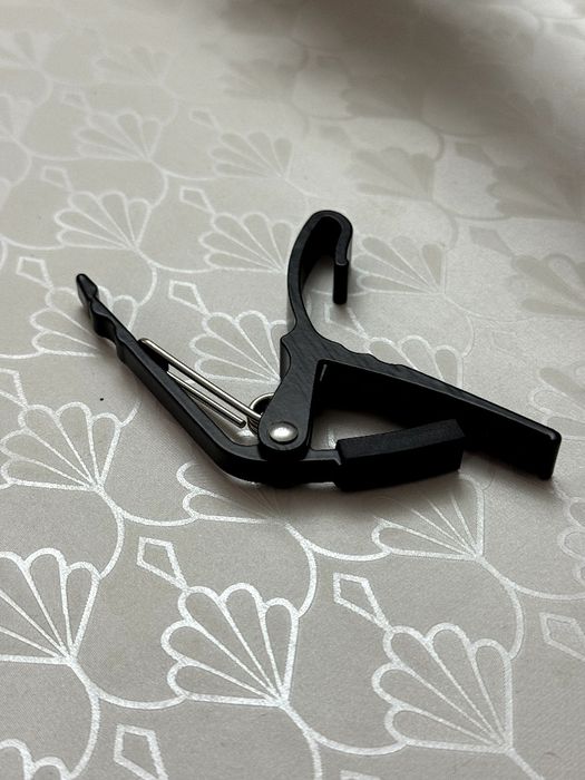 Гитара б/у в хорошем состоянии в комплекте каподастр и струны