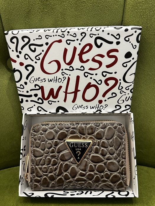 Portofel dama Guess culore superba