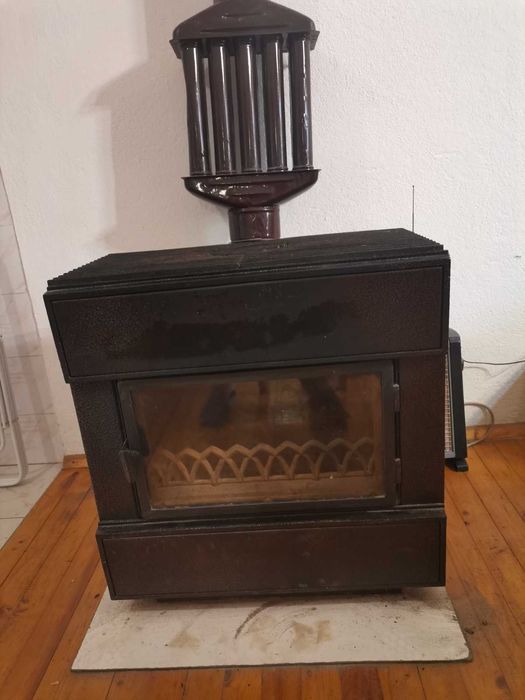 Чугунена камина на твърдо гориво