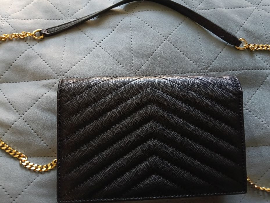 Vând geanta Yves Saint Laurent Paris logo-plaque crossbody bag
logo-pl