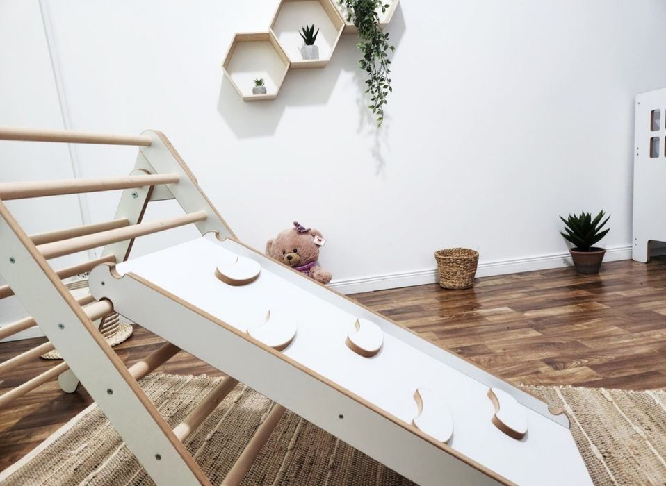 Пиклер триъгълник за катерене и пързалка. монтесори