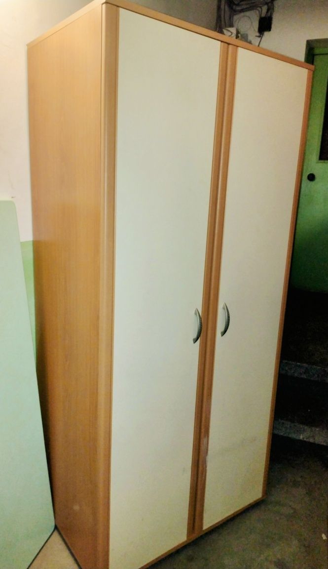 Двукрилен гардероб