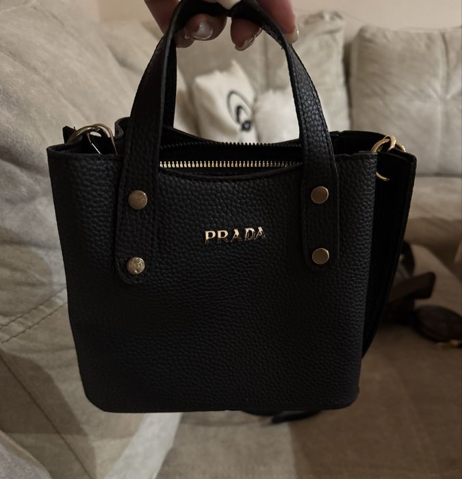 Чанта Prada с дълга дръжка