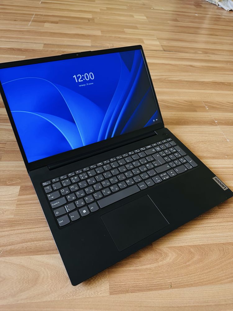 Lenovo noutbuk 4500 kam ishlagan yangi turibdi
