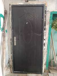 Продам железную дверь б/у, размеры 96/205