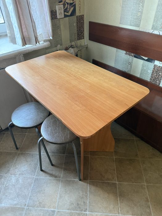 Продаю мебель на кухню (стол,лавочка, полка подаесная)