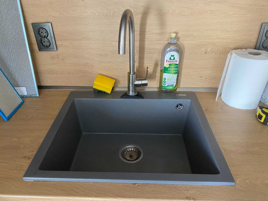 Кухня в цвят графит и натурално дърво