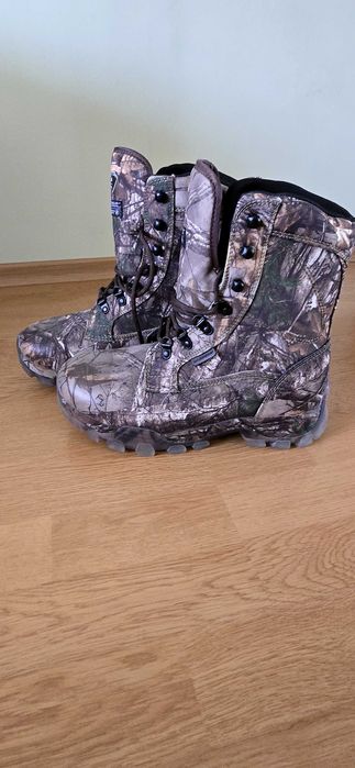 Продавам два чифта зимни боти олекотени.