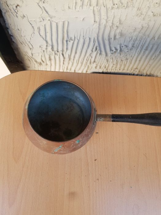 Стар малък дълбок тиган следи от патина