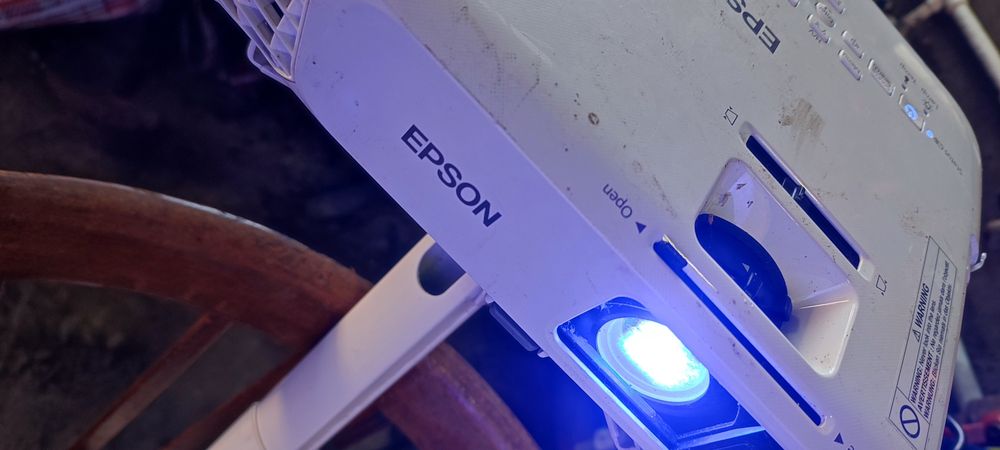 Video proiector cu ecran proiecție Epson.