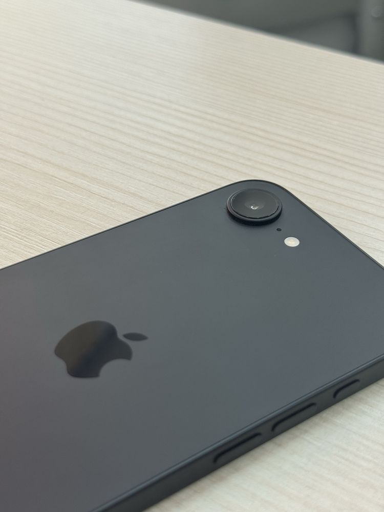 IPhone 16e 100% акб, на гарантии