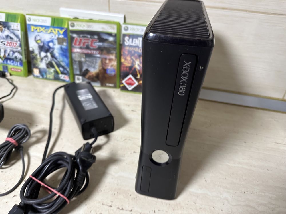 Xbox 360 cu doua manete si jocuri