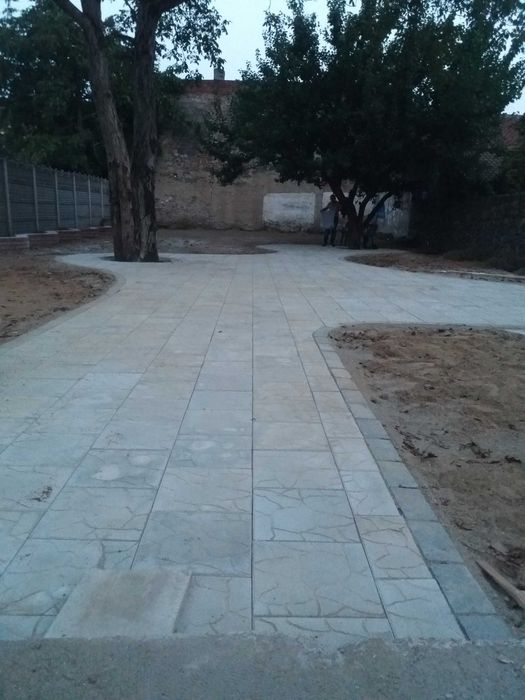 Montam pavaje, toaletam arbori, amenajam spatii verzi