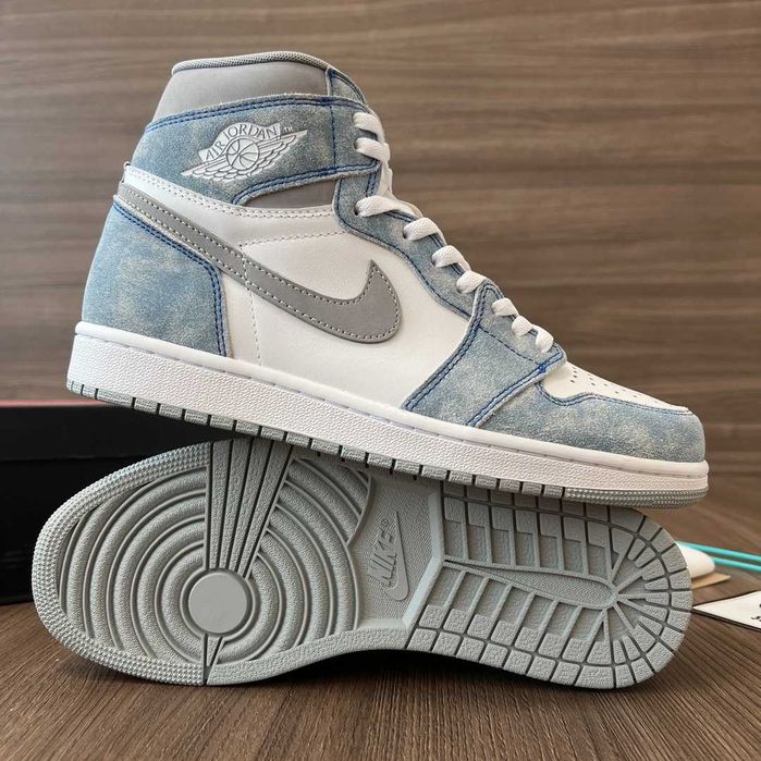 Adidasi Air Jordan 1 High Hyper Royal Premium