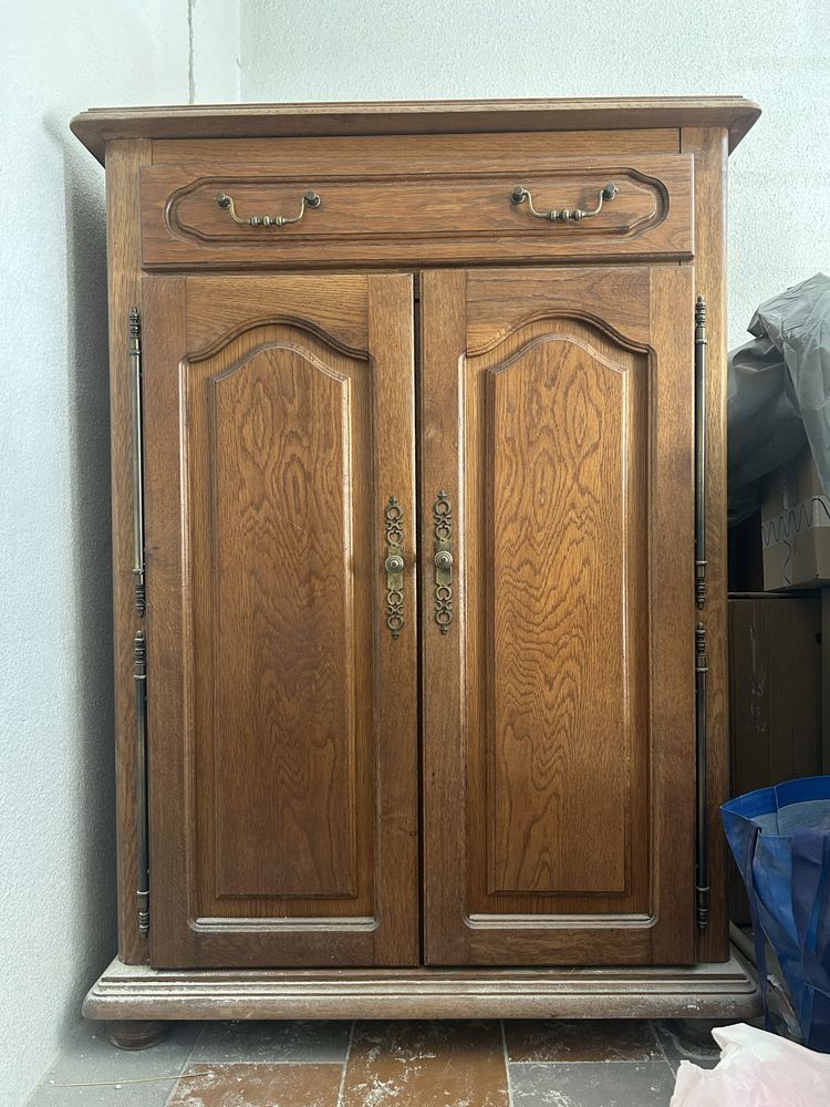 Продавам дървени шкафове