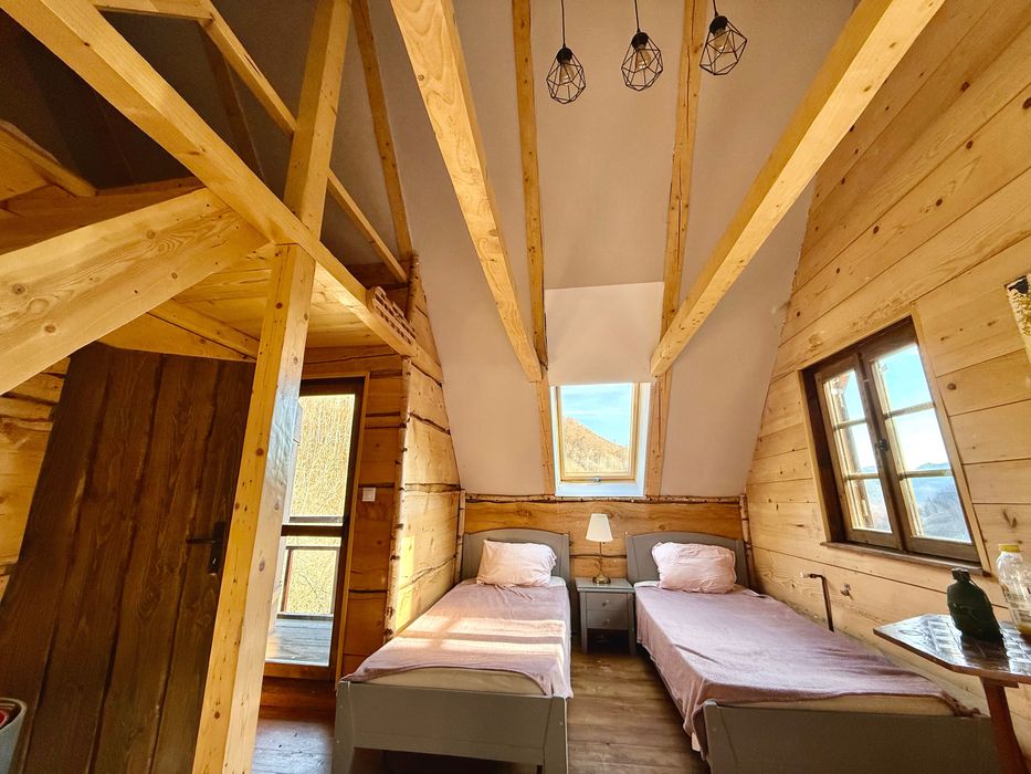 Inchiriez : Cabana de sub stanca