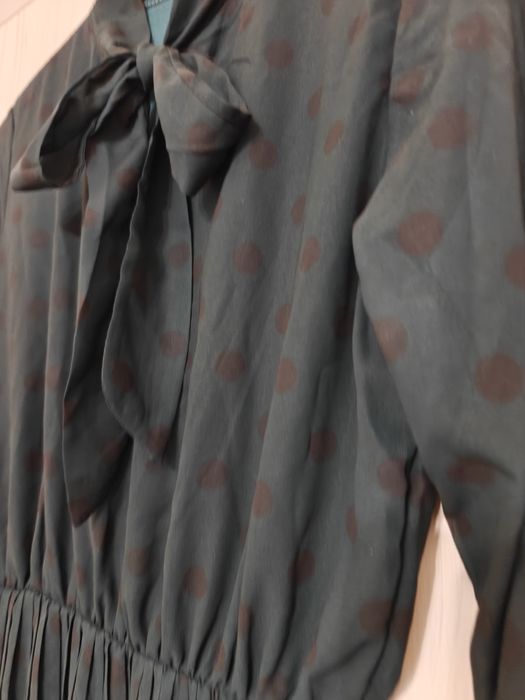 Тъмно зелена рокля на Черни точки