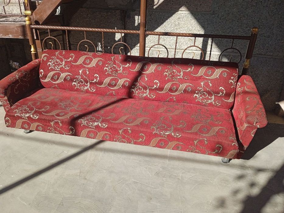 Divan va Krovat birgalikda sotiladi