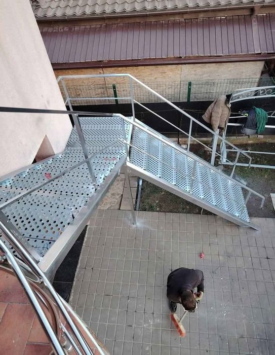 Vând grătare zincate trepte  pentru scări avem orice dimensiune