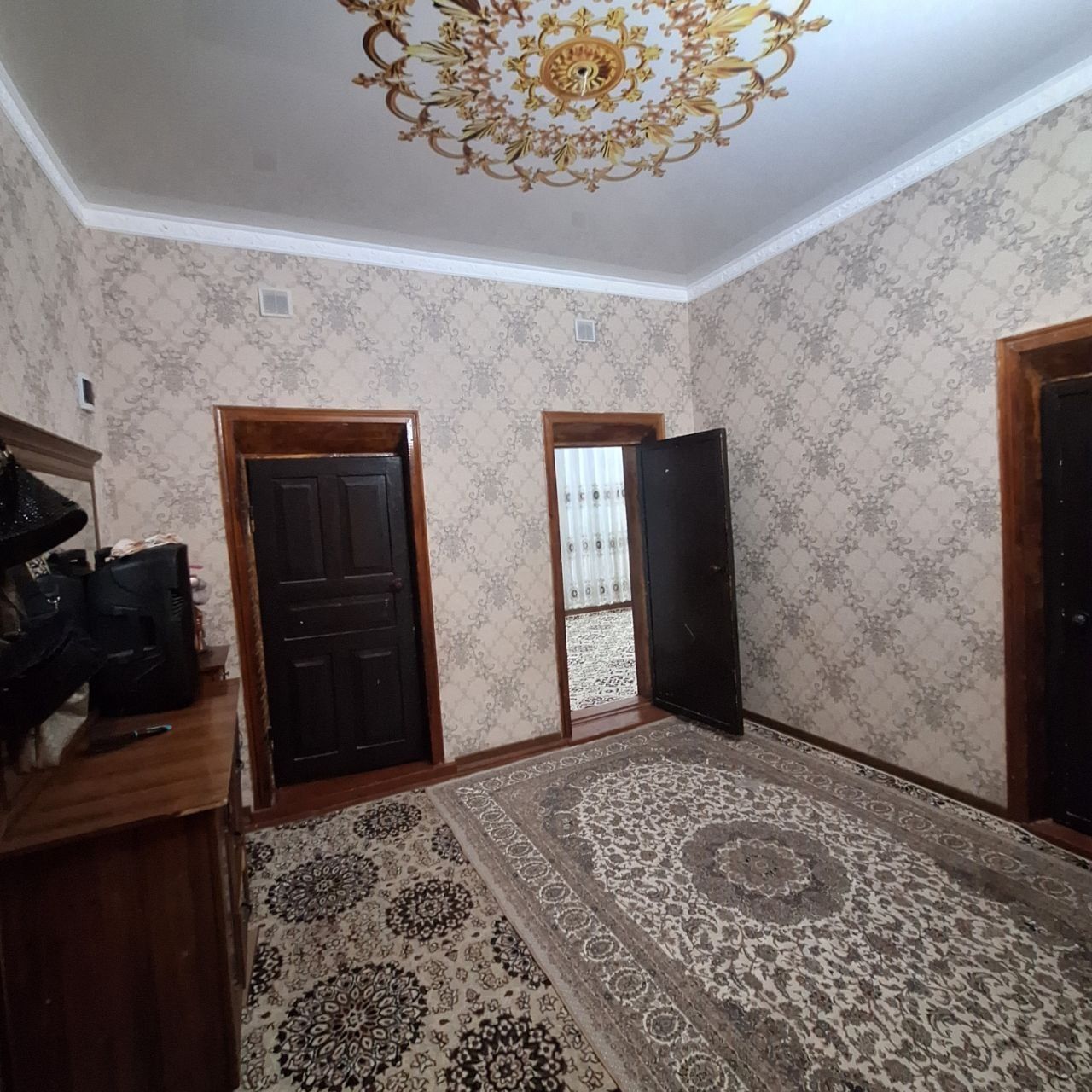 Uy satiladi derlik 80% zatlati qaladi baxasi kelisimli