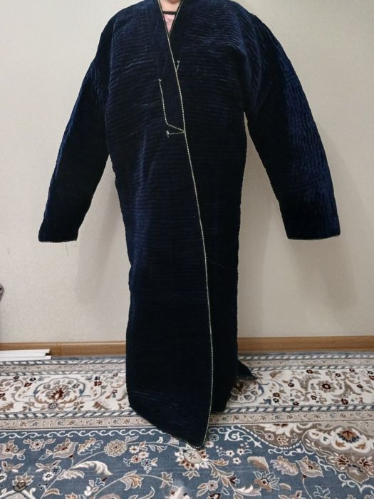 Продаётся чапан чёрного цвета