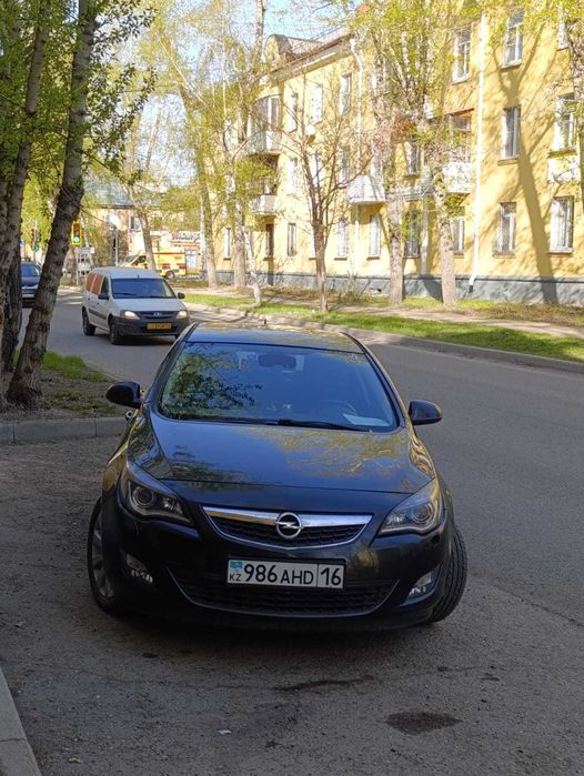 Продам Опель Астра J 2010