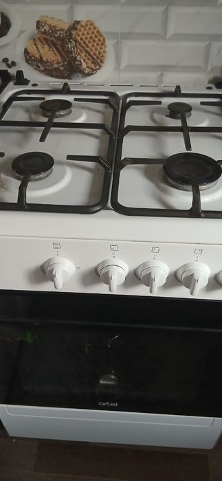 Продам Газовую плиту Artel
