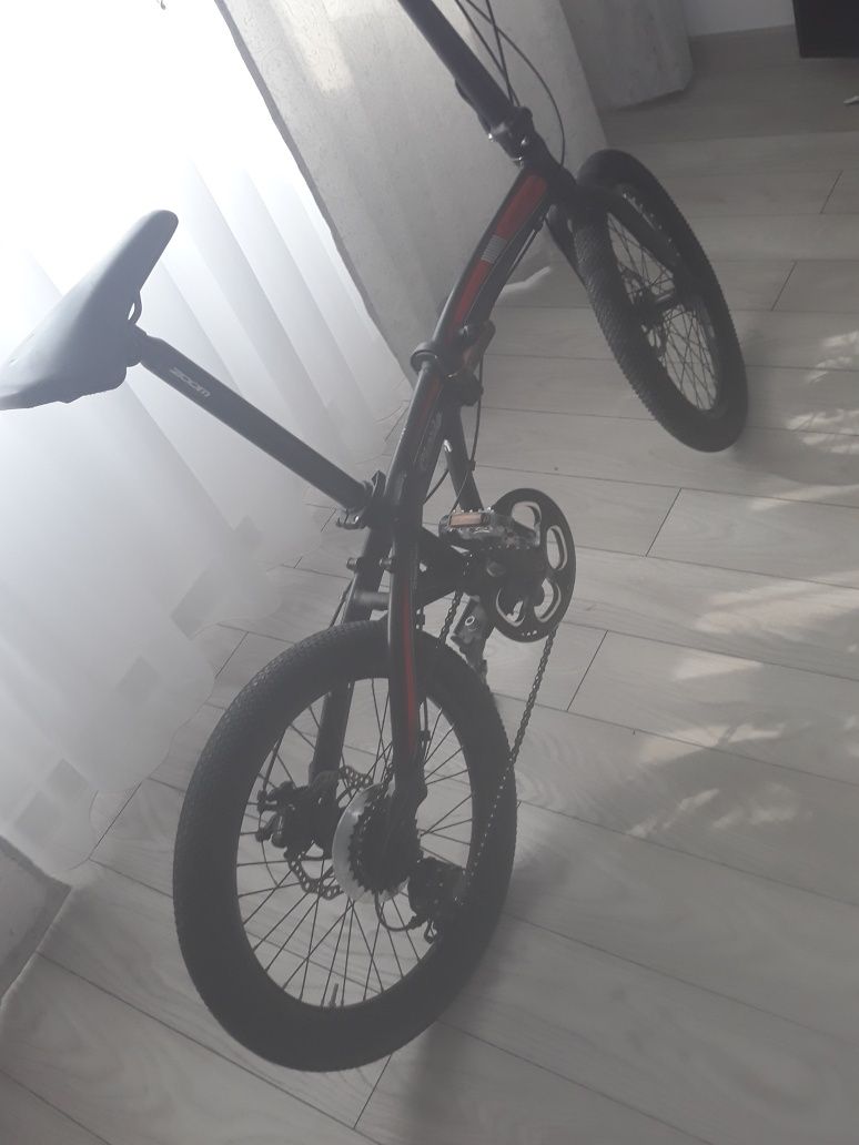 Vand bicicleta aproape noua