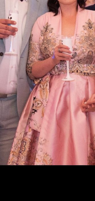 Rochie Eliza roz petrecuta din tafta imprimata