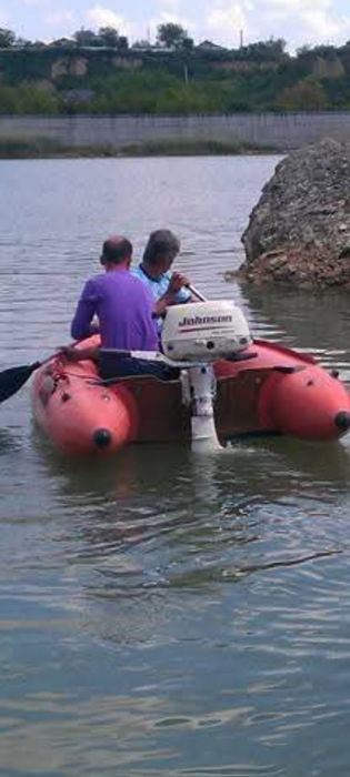 Vând  barcă cu motor