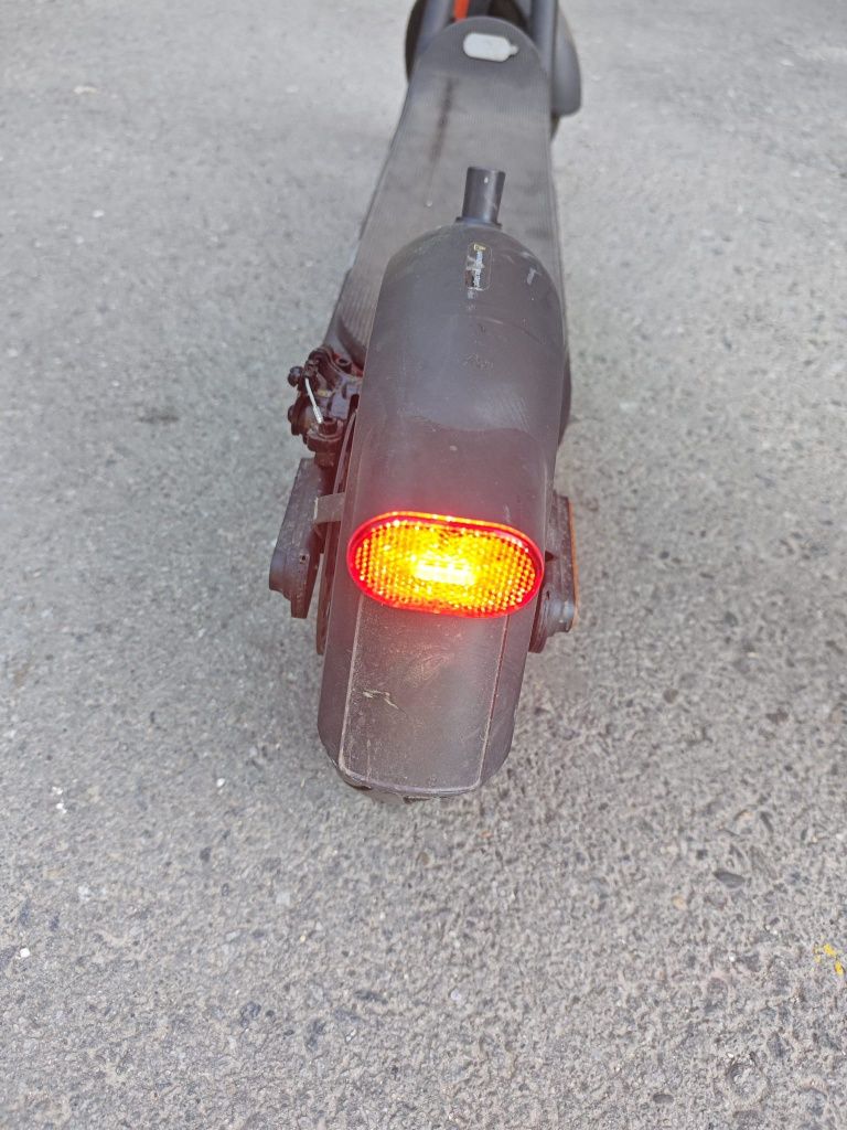 Vând trotineta Nave V40