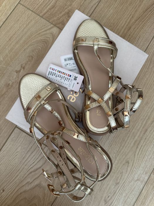 Сандали златисти Dee Zee, нови с етикет, номер 38