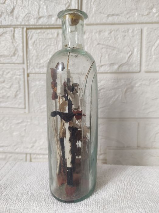 Sticlă antică sculptată manual, cu crucifix, inceputul anilor 1900