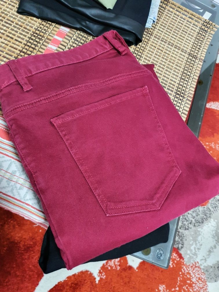 Blugi confortabili, material moale, nuanta burgundy