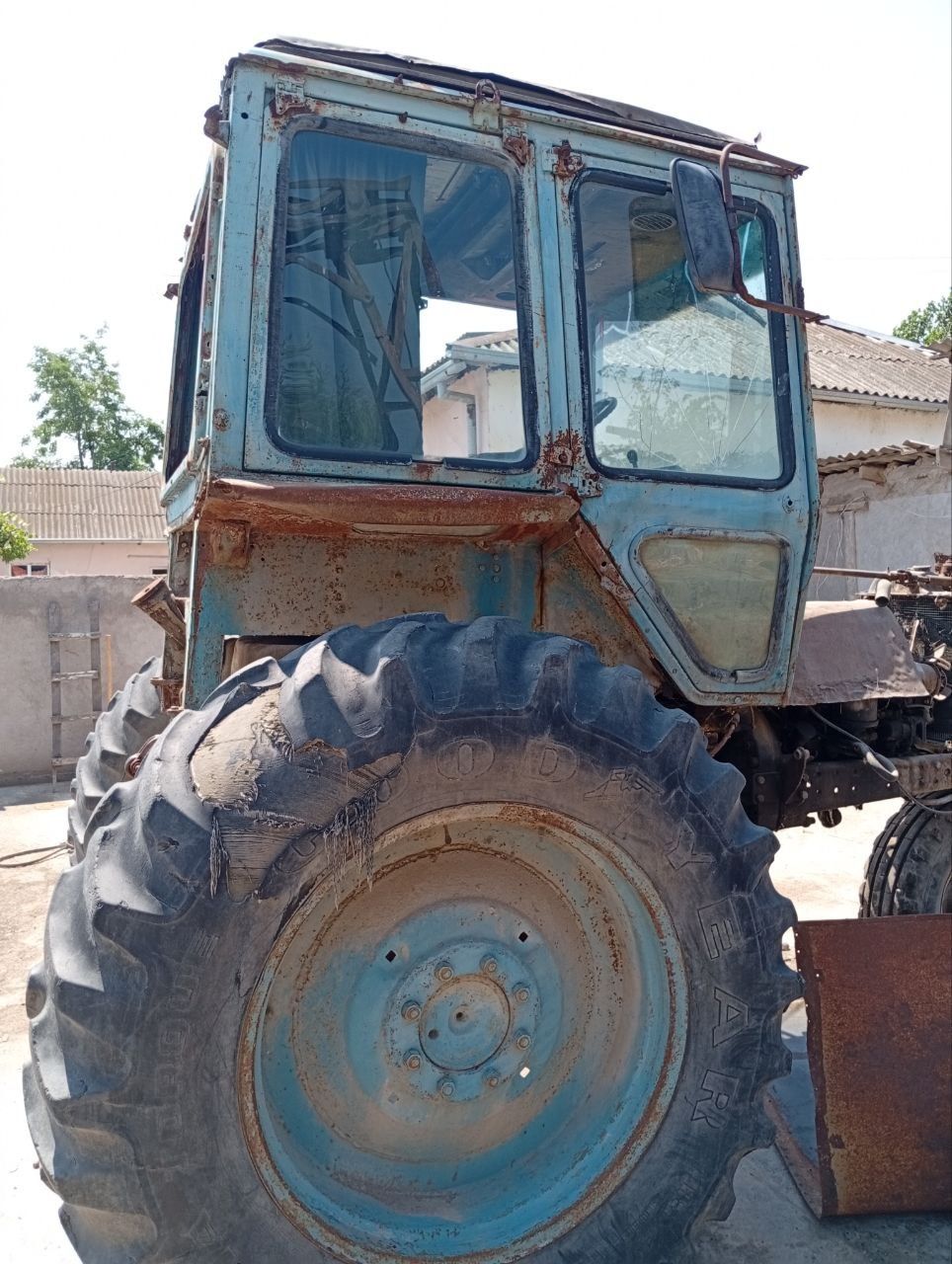 Traktor belarus xolati yaxshi