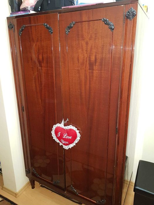 masa birou , tv,  rotunda , cafea , sifoniere ,jaluzele