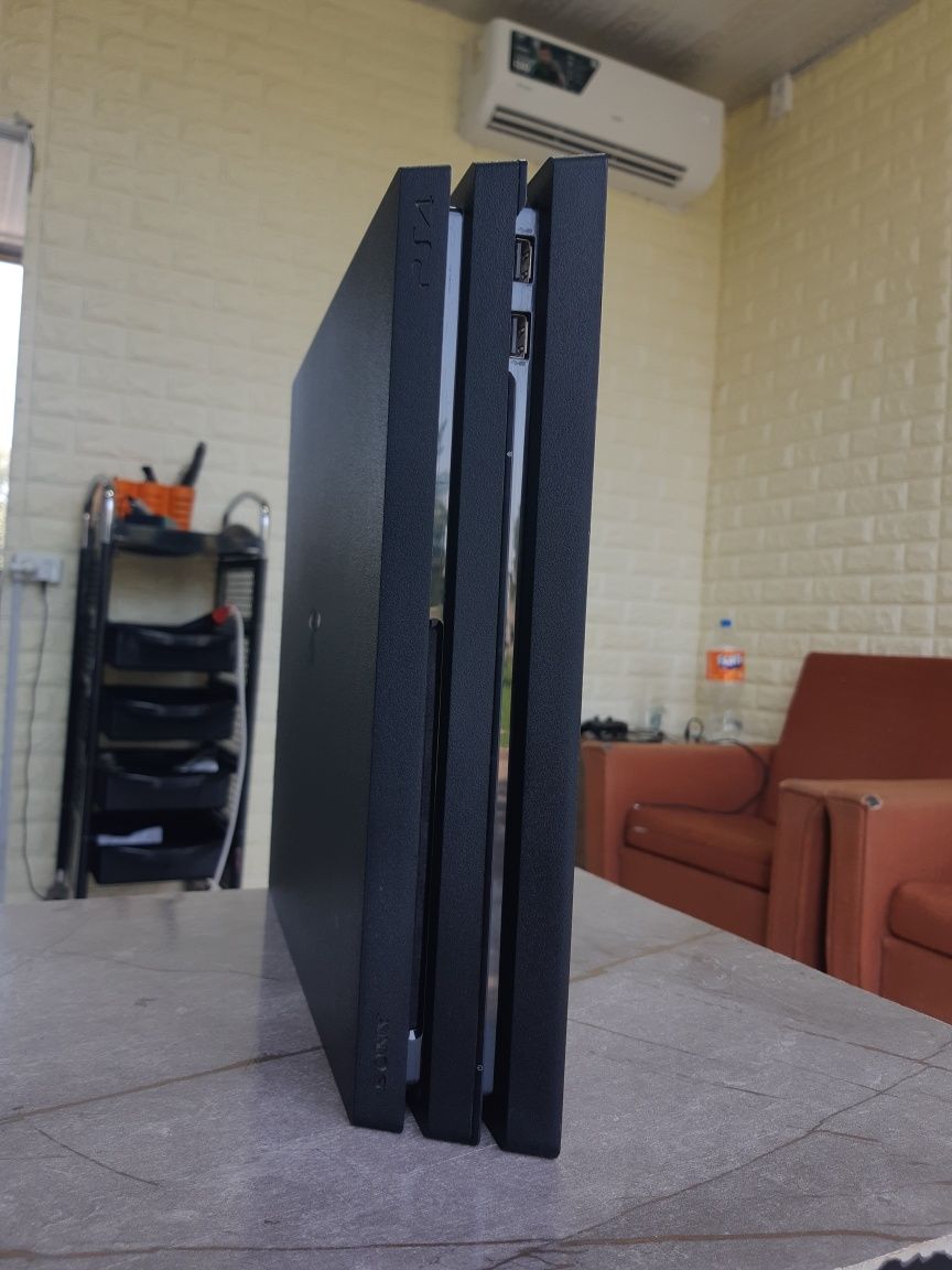 Playstation 4 pro 1tb sotiladi.