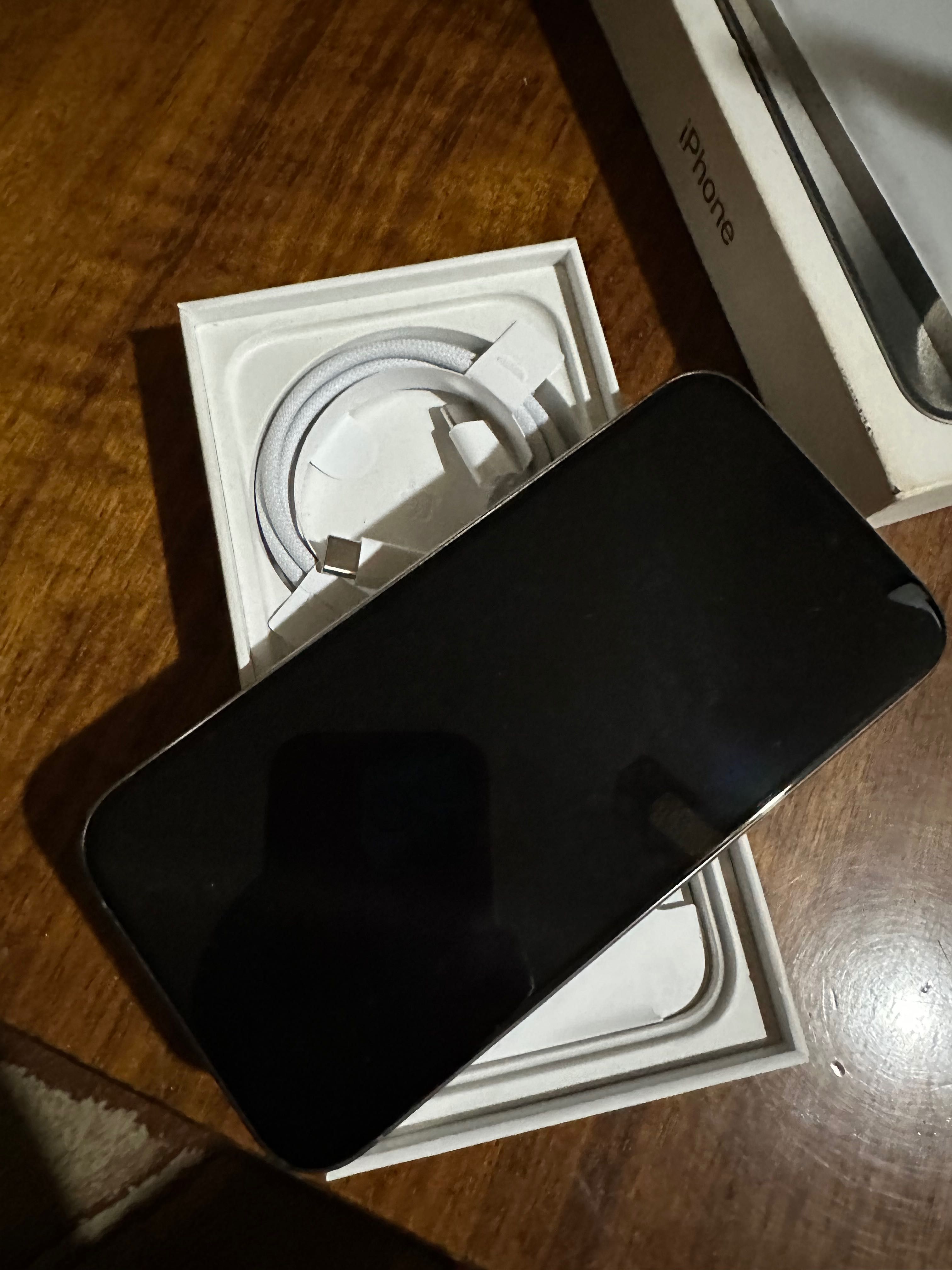 Продавам Iphone 15 pro
