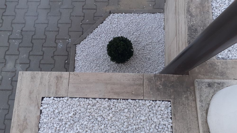 Amenajare curți exterioare cu gazon și piatră