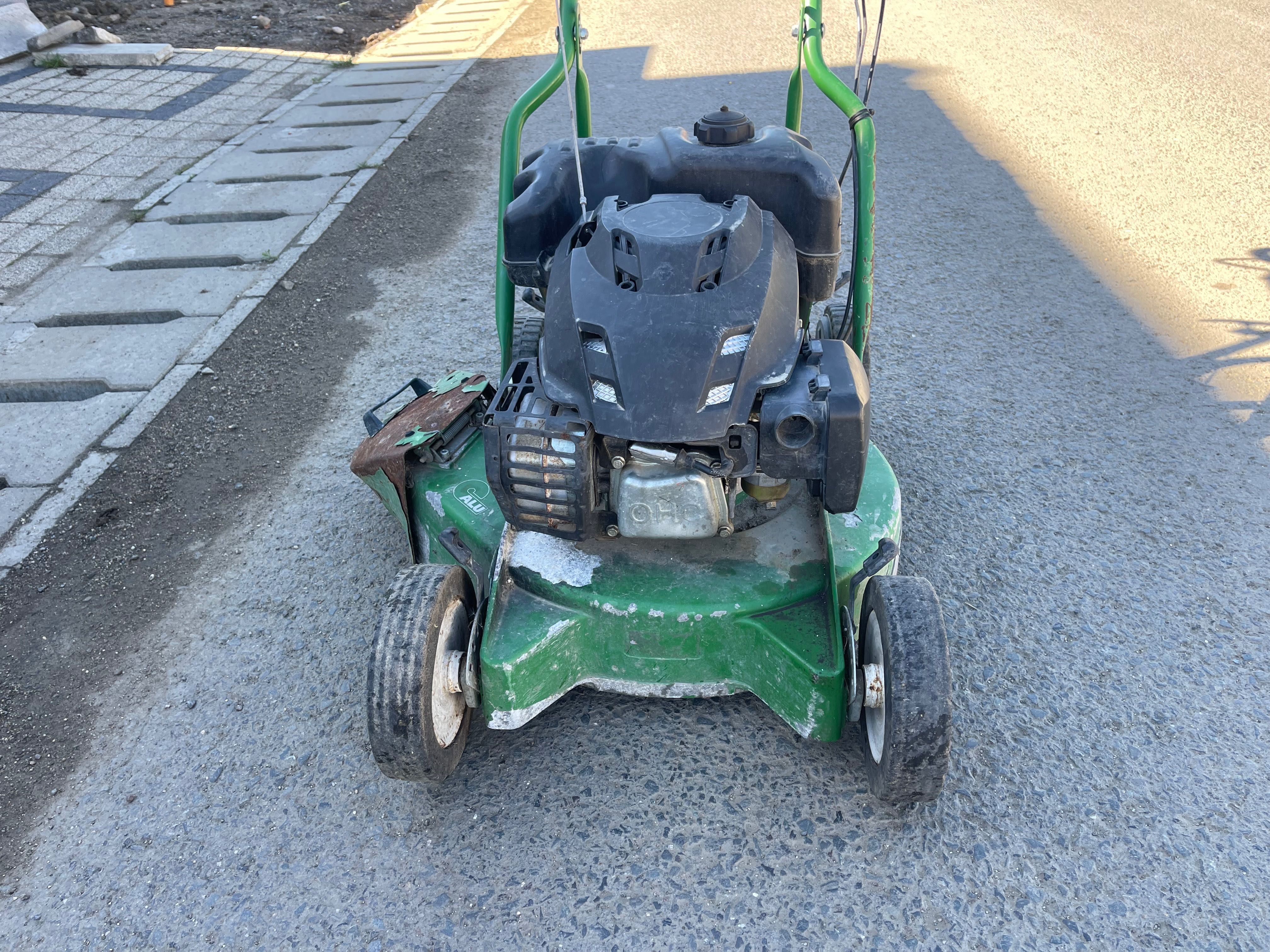 Mașină de tuns gazon , iarbă John Deere 3,2 cp