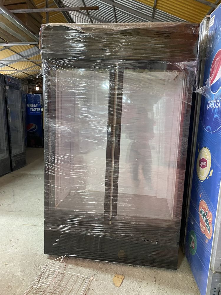 Vitrina frigorifica cu o usa verticala si led