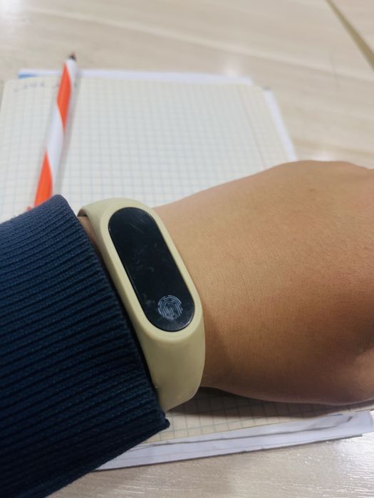 Продаю смарт часы mibend  4