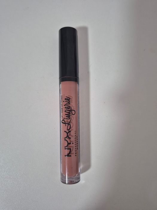 Ruj de buze lichid mat NYX – Lip Lingerie, nuanța 04 Ruffle Trim