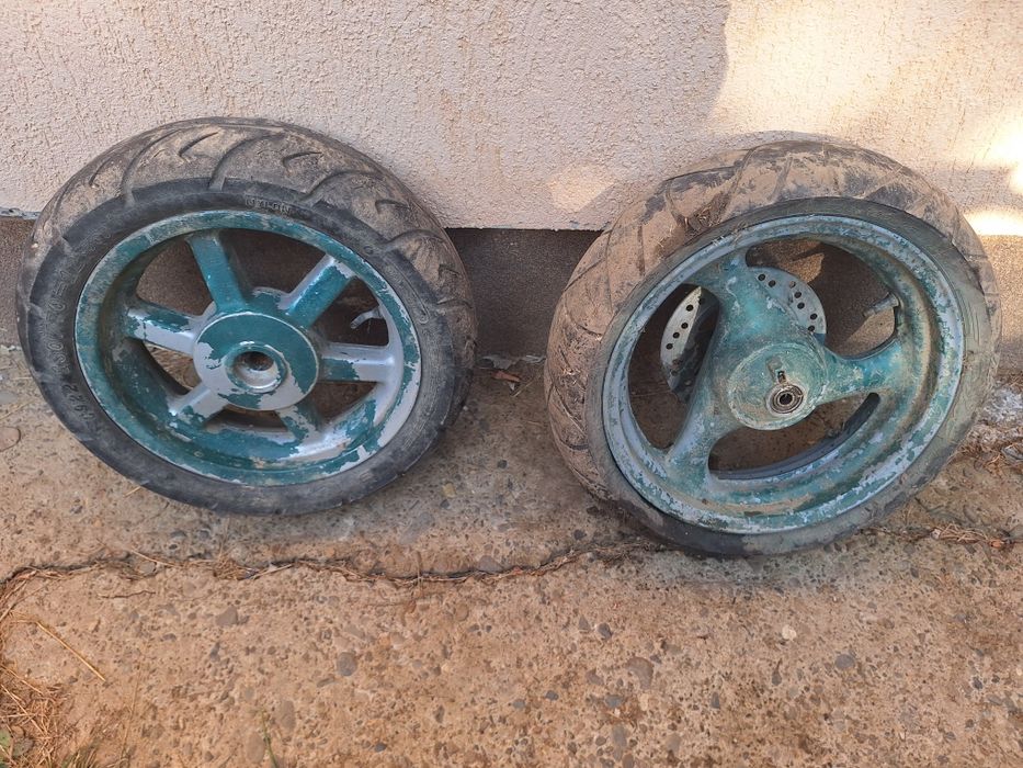 Vând piese aprilia sr1 si multe alte piese..