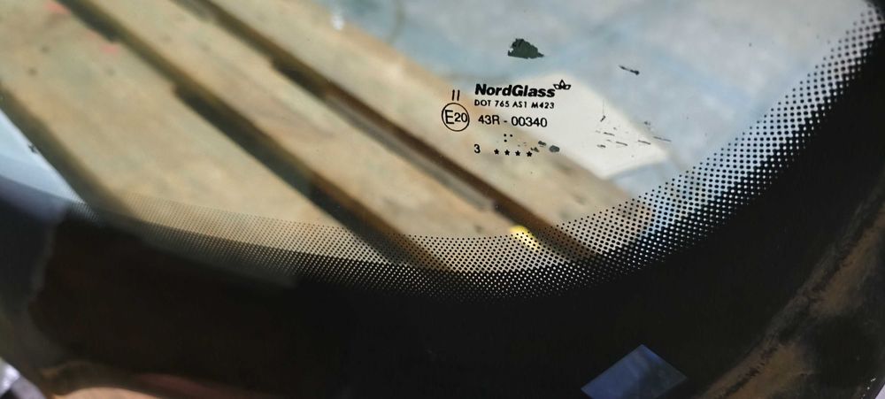 Продавам челно стъкло за Пежо 508