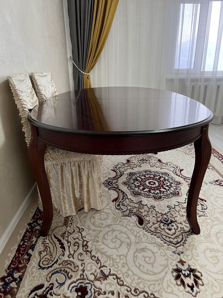 Продам стол для гостинной или кухни отличного качества из дерева