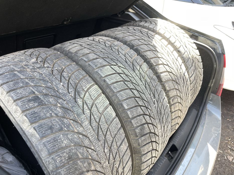 Продам зимнюю резину липучка 225/45 R17